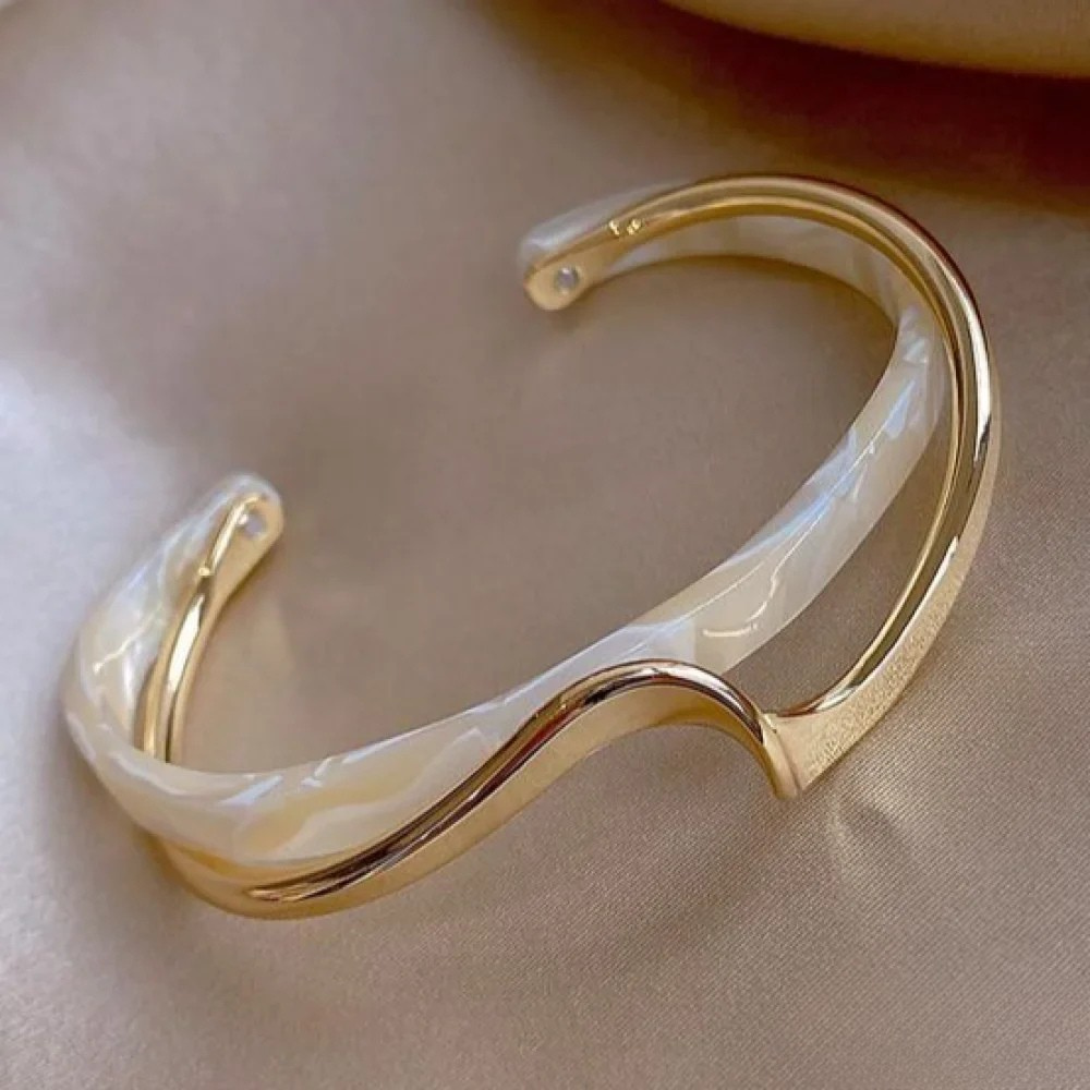 Talia | Elegant Golden Bracelet with White Opal